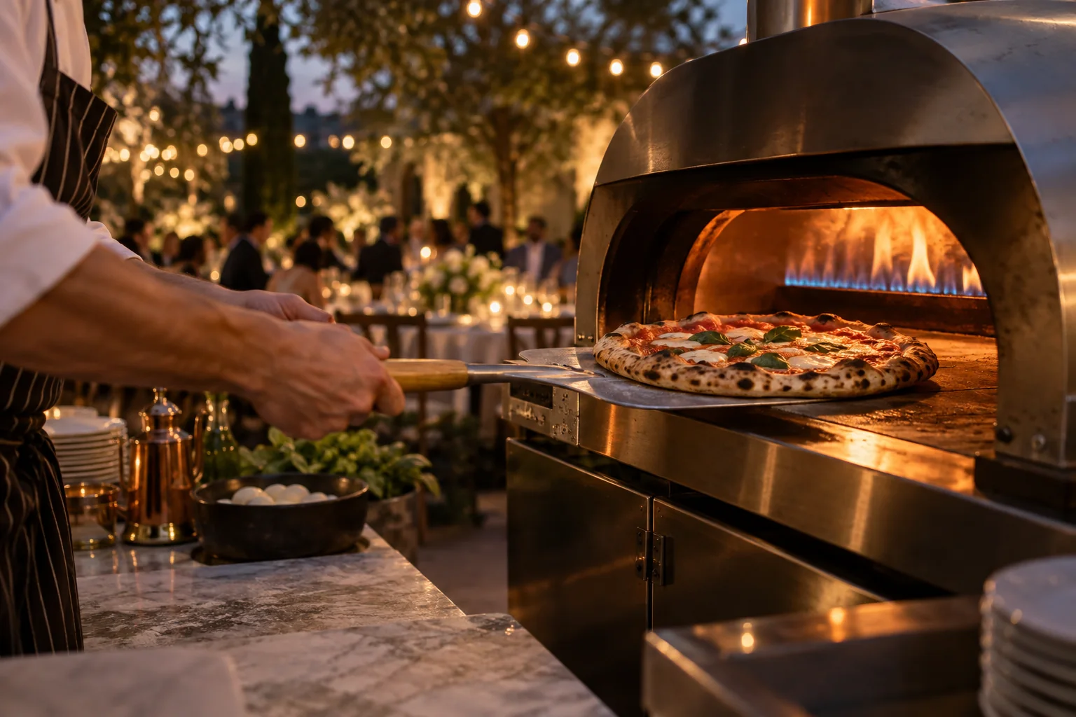 Maestro pizzero cocinando en horno profesional durante un evento